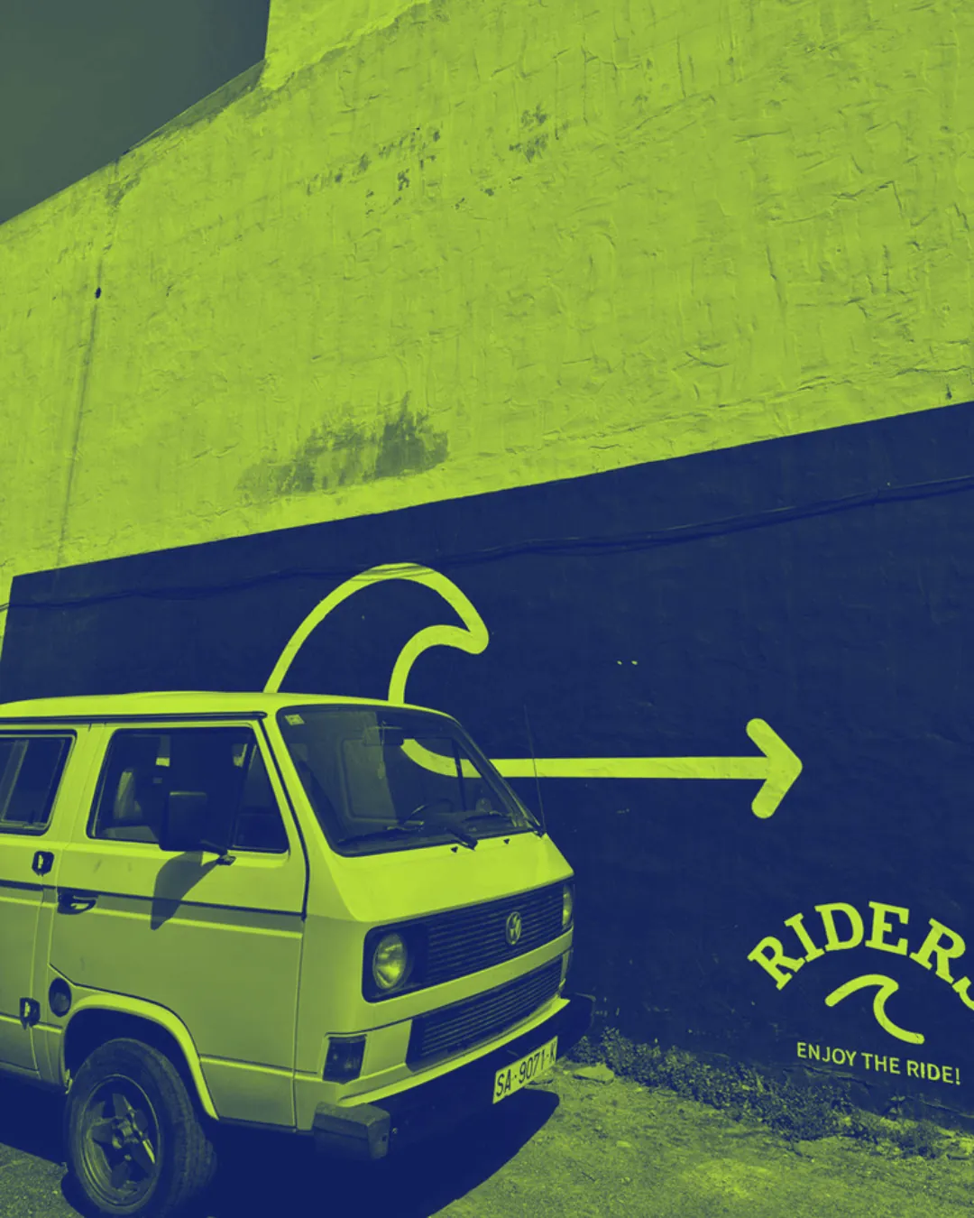 Ausgebauter VW Bus Camper vor einer bemalten Wand – Camperversicherung ohne festen Wohnsitz für Vanlifer
