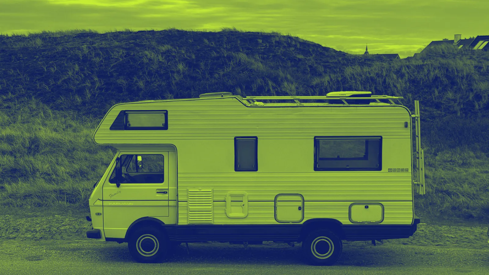 Klassisches VW LT Karmann Wohnmobil in den Dünen – Versicherung und Schutzbrief für Wohnmobile über 25 Jahre